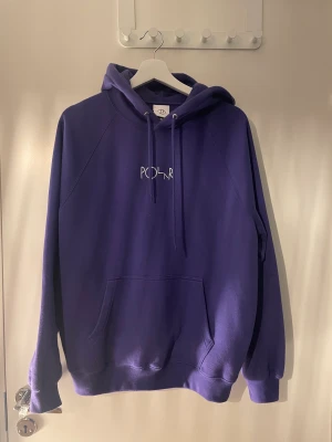 Polar hodie  - Jätte fin tröja från polar i nyskick har använt fåtts gånger 10/10 skick. Pris kan diskuteras vid snabb affär!