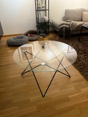 Soffbord i glas  - Säljer mitt fina soffbord i glas från Mio! Nytt pris 1.295kr Mitt pris 600kr Inga repor och är i nytt skick!