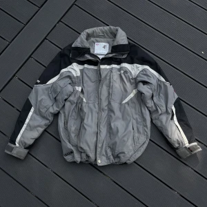 Vintage ski jacket - Sjukt cool och VARM jacka, inbyggd ficka för liftkort, ventilation, coolt tyg, annat fett. luva finns även ☺️😇☺️😊☺️😊
