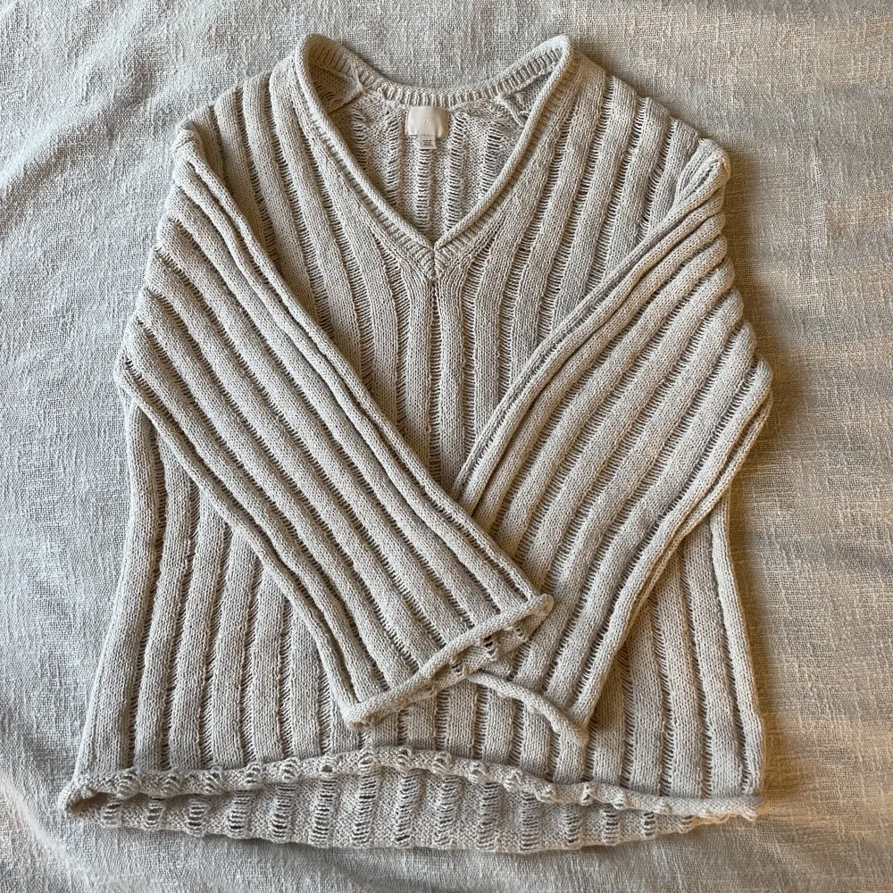 Stickad tröja idéen hm💕 perfekt med en långärmad till höst o vinter o med ett linne under till på sommaren:) storlek xs men passar allt upp till Xl . Stickat.