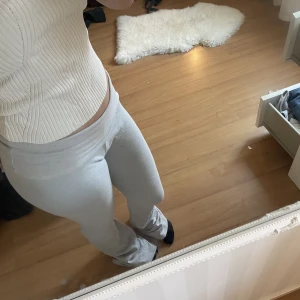 gråa yoga pants  - supersköna gråa "yogabyxor" från brandy melville, tyvärr var dom för långa för mig som är 164 så har sytt ihop hålen längst ner på byxan💗