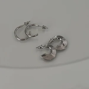 Hoops Örhängen  - Jättefina örhängen som tyvärr inte kommer till användning, de är endast testade på silver hoops 25kr st eller 50 för båda 
