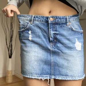 Kjol - Jeanskjol från gina tricot som är förstor för mig. Midjemått: 88 cm