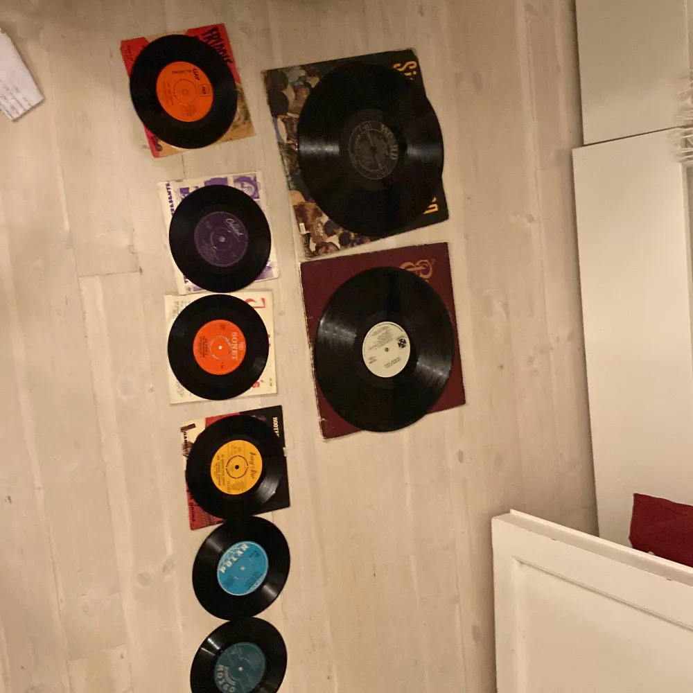 Vinyler i bra skick, aldrig använt dem! Går också bra att hänga upp på väggen som dekoration! Dem små kostar 10kr styck och dem stora 15kr styck!🫶🏽 Om du är intresserad skriv med mig så jag vet vilken av dem du vill ha!❤️. Övrigt.