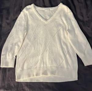 Säljer denna vita tröjan i stl XS från VILA. Köparen står för frakten, använder köp nu eller Swish.