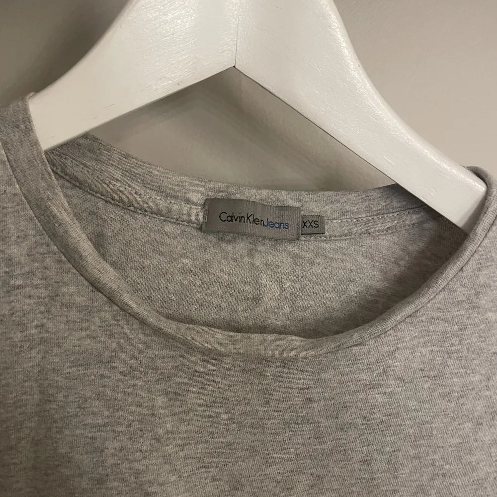 T-Shirt från Calvin Klein. Super fin och skön. Storlek: Xxs. T-shirts.