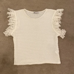 Zara tröja vit  - Nu säljs en vit Zara tröja som är vit. Den har används en gång hel ny. Storlek M