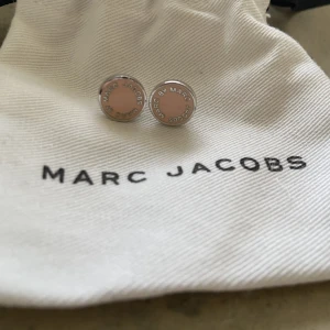 Örhängen  - Örhängen ifrån marc jacobs, använda 1 gång💕