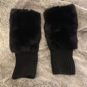 Torgvantar  - Köpta på h&m förra vintern.⛄️💗💓💕knappt använda.