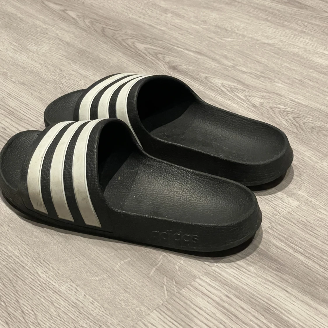 Säljer de här tofflor - 91