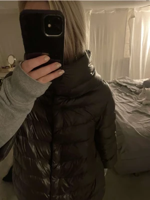 Herno jacka - !!!INTRESSEKOLL!!! SÄLJER ENDAST VID BRA BUD! Säljer denna supersnygga hernojacka i grå/brun färg💗nypris 5000kr💗säljer endast vid bra pris💗