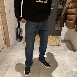 Levi’s 551z W30 L32 - Helt oanvända Levi’s jeans. Nypris 1349kr. Önskade mig i present men ångrade mig. Jag är 180 lång och dem sitter riktigt bra.