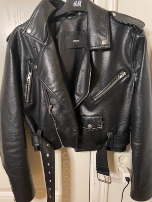 skinnjacka - skinnjacka ifrån bikbok som ej kommer till användning längre tyvärr. strl S och i skick 9,5/10. pris går att diskutera vid snabb affär💘