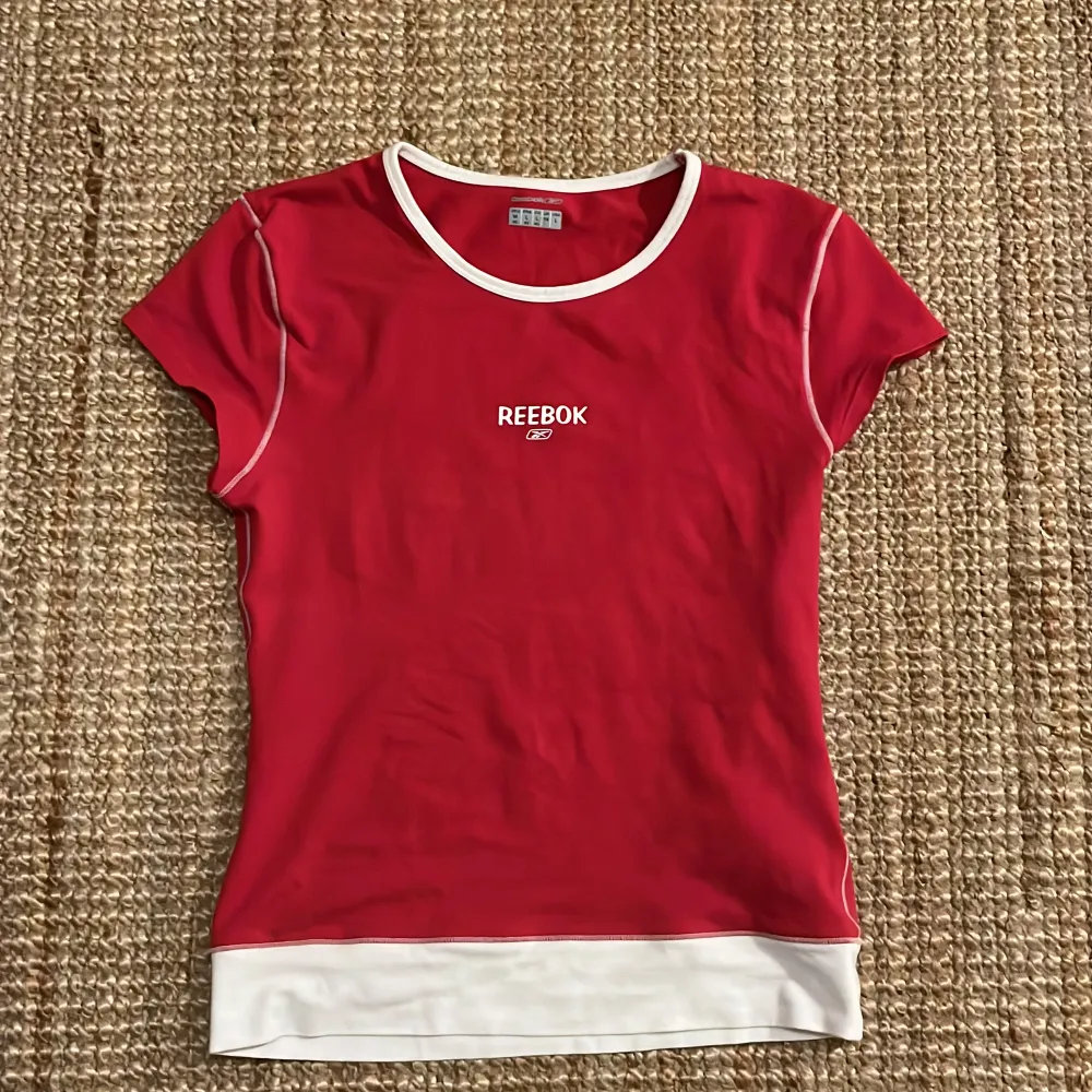 Säljer denna snygga reebok t t shirten:) Det står att den är i M men ja skulle säga att den är mer som en S! Skriv om du har frågor🩷😊. T-shirts.
