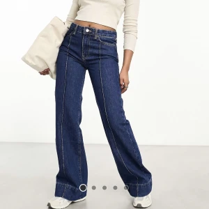 Jättefina jeans (prislapp kvar)  - Säljer pga för små o har ej hunnit returnerats, köptes för 550 