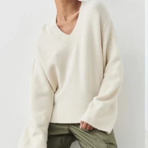 V-neck Knitted sweater från gina tricot  - Säljer denna helt oanvända vneck Knitted Sweater från gina. Fick i present men har redan liknade så därför säljer jag. Passar perfekt nu inför vintern. Är själv storlek M i kläder men denna sitter oversized och mysigt.Originalpris:399kr. Mitt pris:280kr.💗