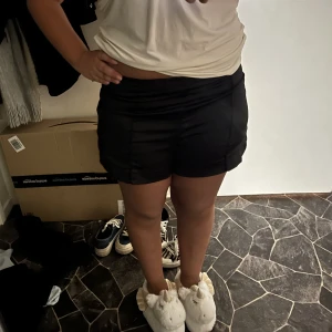 Satin shorts  - Jätte fina satin shorts i storlek L men  passar även storlek M.