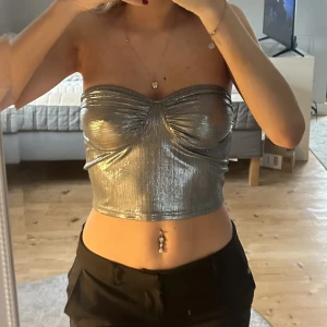 Silvrig topp - SÅ SNYGG silvrig topp. Perfekt till nyår eller andra festligheter. 💕👏🏻
