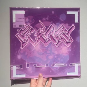 BLADEE - GLUEE. Vinylskiva  - Ny och inplastad. Skickas spårbart för 39:- via plick ”köp nu”. Kan också hämtas upp i Uppsala eller Gävle. Besök gärna våra butiker i ovan nämnda städer. Vid köp av flera skivor så samfraktar vi