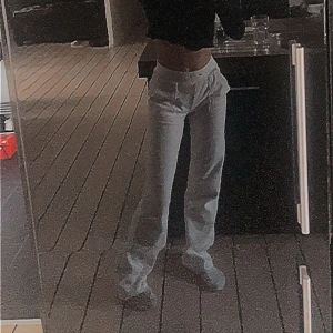 Juicy Couture byxor  - Säljer dessa vita juicy byxor. Dem har tyvärr tappat lite i materialet så är inte så gosiga och har inget snöre. Kan därför tänka mig att gå ner i pris också. 