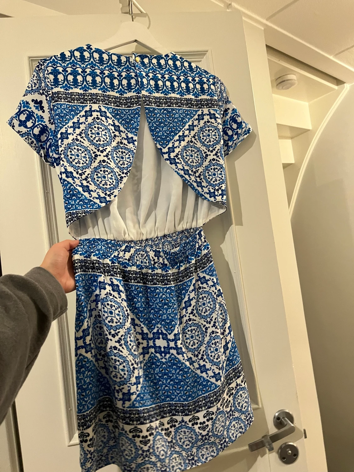 Härlig blå och vit mönstrad klänning  - 90