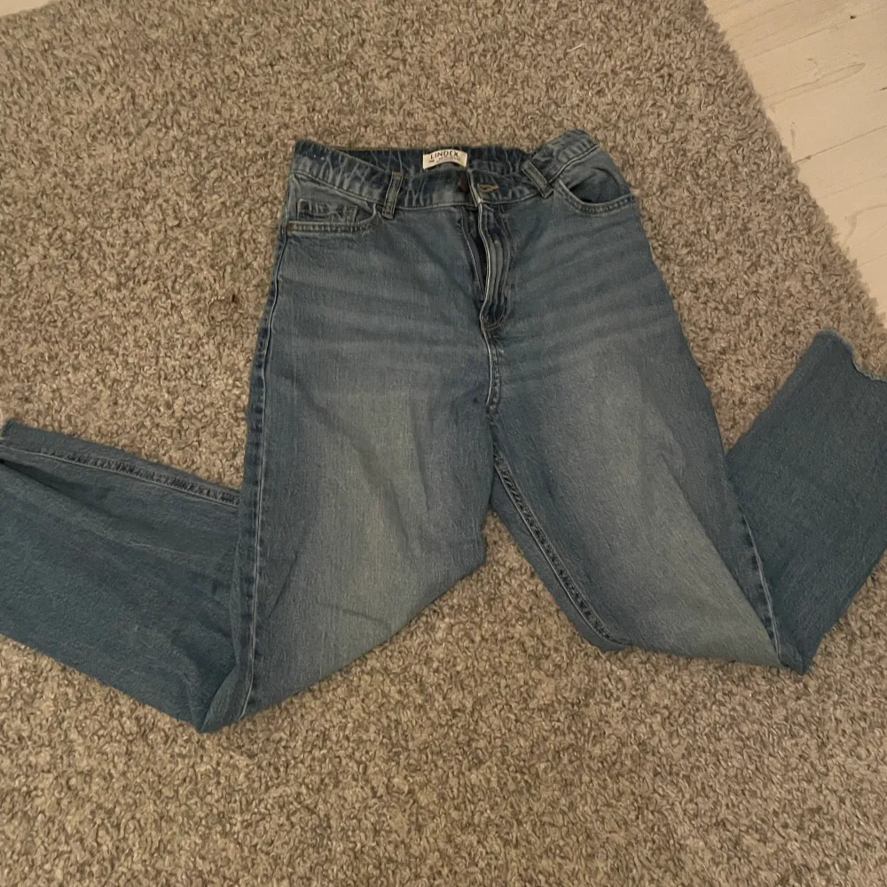 Utsvängda byxor i fint skick💕 använder inte längre + för små för mig. 12-13 år.. Jeans & Byxor.