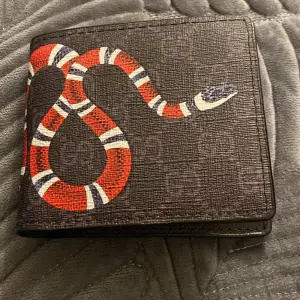 Gucci snake plånbok. inte använd. 1:1