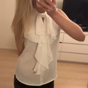 Vit blus - Säljer denna supersöta blusen från zara då jag inte får någon användning av den, använd 2 gånger och nyskick skulle jag säga!🤍
