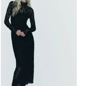 Lång spetsklänning  - Från Sara i storlek S