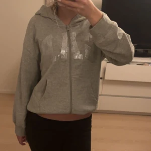 Gap hoodie med dragkedja - Säljer denna gap hoodie med paljetter, dragkedja och luva