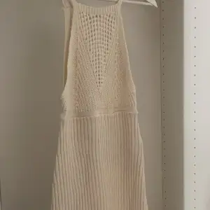 Stickad vit zara klänning som jag säljer för att den aldrig kommer till användning. Storlek S men passar även M. Tryck gärna på köp nu💗
