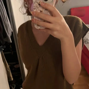 Fin väst  - Brun väst, jag har använt den mer som en topp men fin på båda sätten🤭