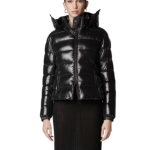 Jacka - Superfin jacka som är väldigt lik moncler jackan, säljer då den ej kommer till användning. Använd endast två gånger och köpt under denna månad så helt ny i superbra skick!!🤩 köpte för 3400kr