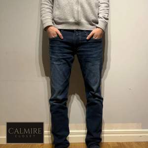 Ett par Replay anbass jeans i bra skick. Dessa är i storlek 32/32 och modellen på bilden är 181 cm och väger 65kg.