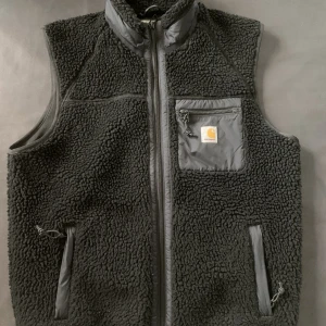 Carhartt väst  - Säljer denna fina västen då den aldrig kommer till användning så den är så gott som nyskick. Storlek S. Nypris ca 1700 kr