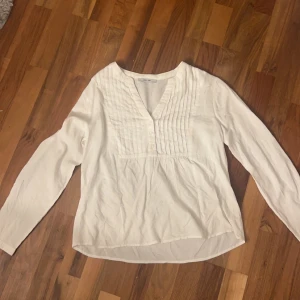 Blus  - Säljer denna vita blus från about you, inre använd så mycket men super fin❤️