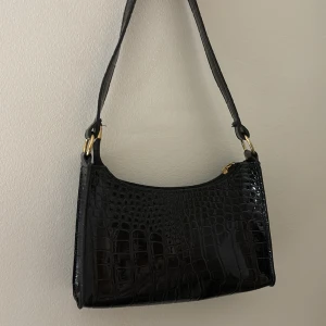 Handväska (mini) - Helt ny från Ullared inga märken eller fläckar ordnr pris 199 säljer för 50kr