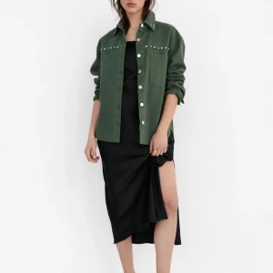 Zara jacka - Säljer denna jättefina jeans jacka från zara då jag inte använder den! I väldigt bra skick! Nypris 500 kr!❤️