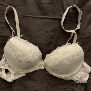 Vit bh - Säljer denna jätte fina vita bh då den är nästan helt oanvänd och dessutom för liten. Inget fel på den alls.