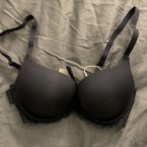 Svart push up bh - Säljer denna svarta push up bh då den aldrig kommer till användning för att jag inte tycker att den sitter så bra på mig.