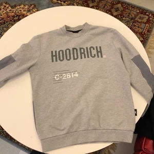 Hoodrich tröja  - Säljer en hoodrich tröja som är i ny skick inga hål elr ngt 