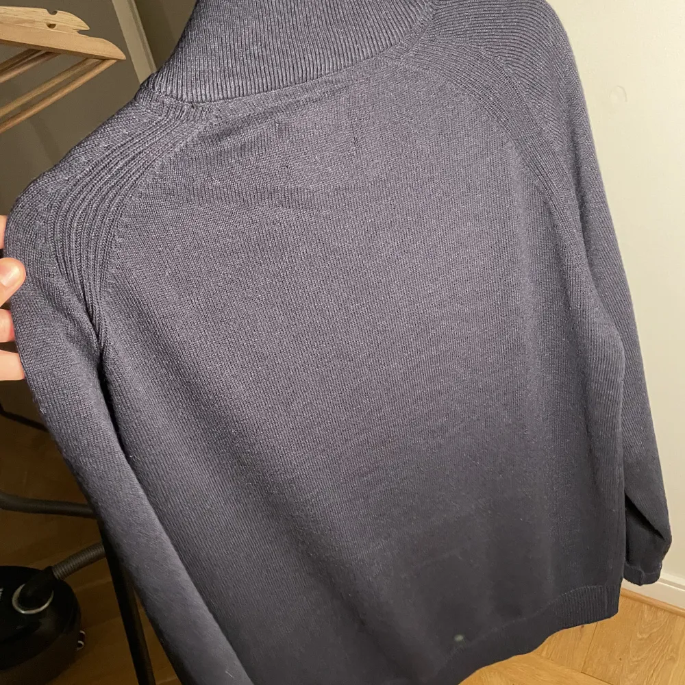 Säljer nu denna perfekta half zip tröjan till vintern. Tröjan är endast använd några gånger.. Tröjor & Koftor.