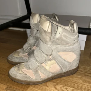 Isabel Marant skor  - Säljer mina älskade beiga Marant skor!! Priset så lågt då jag tycker dom är för slitna för att säljas för ett högre pris! Storlek 39, skulle även passa 38❤️ köparen står för frakt!