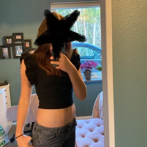 Svart tröja med volanger😻🫶🏻💕 - Fin svart tröja från Zara med volanger❤️ Den har som ränder i tyget och är väldigt stretchig💕 Är i storlek M men skulle passa XXS-S😽 Säljer p.g.a att den inte kommer till användning🫶🏻 Den har inga defekter och är som ny😻