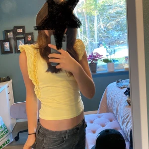 Fin tröja med volanger💕😻🫶🏻 - Fin gul tröja med volanger på sidorna💕 Från ginatricot i storlek XXS😽 Säljer p.g.a att den inte kommer till användning❤️ Den är som ny och har inga defekter💗 