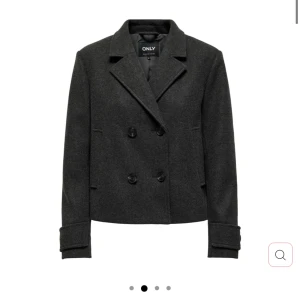 Kort kavaj - En kort mörkgrå kavaj från only i storlek XS. Orginalpris 679kr . Ändats 2 veckor gammal och andvänts 1 gång . Lämnar tillbaks pga att det inte riktigt är min stil. Är själv 163 cm.