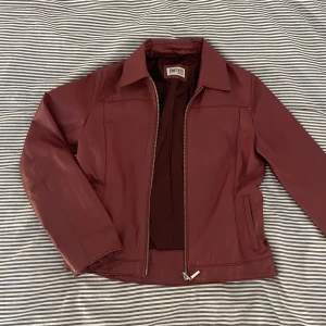 Röd skinnjacka❤️ - Jättefin röd skinnjacka🍒använd fåtal gånger och köpt secondhand för 1200! Kan sälja billigare vid snabb affär 