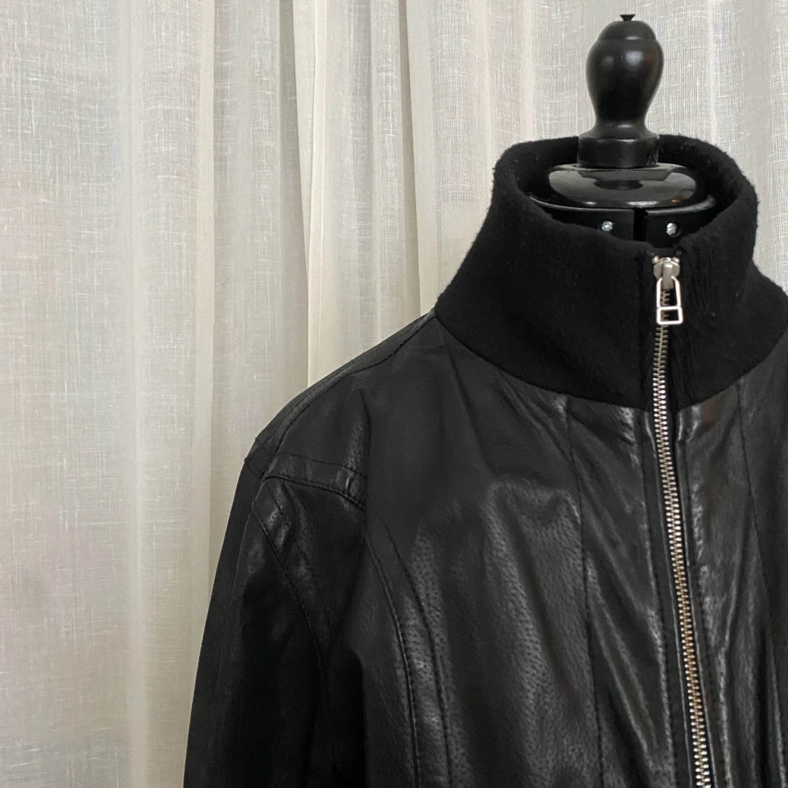 Svart skinnjacka  - 90