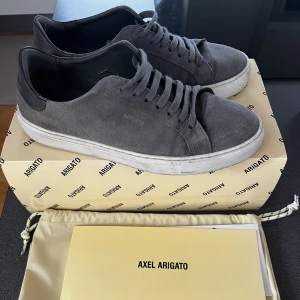 Argiatos Clean 90 - Dark Grey - Gråa sneakers från Axel Arigato. Sparsamt använda, endast ett fåtal gånger. Dustbag, kvitto och skolåda finns kvar. Bra skick. Storlek 42.    Priset kan diskuteras! Frågor? Hör av dig!