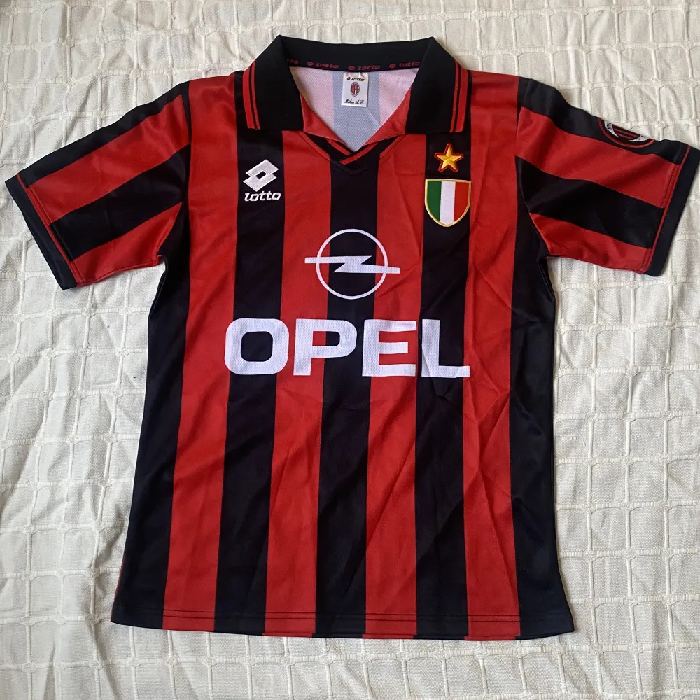 Paulo Maldini jersey i m (small size närmre s) AC Milan hemmaställ 97/98. T-shirts.